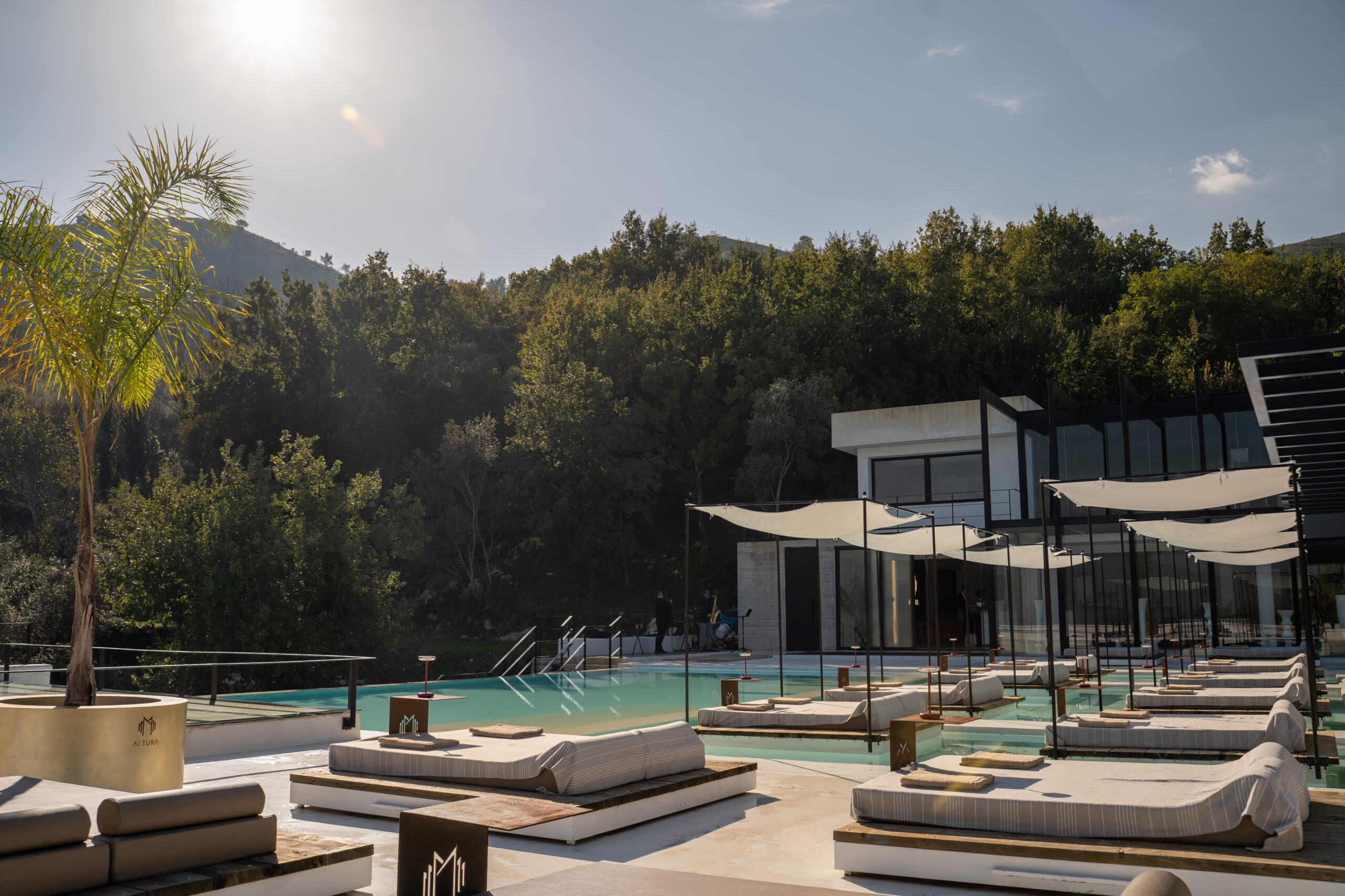 Apertura Luxury Pool Club